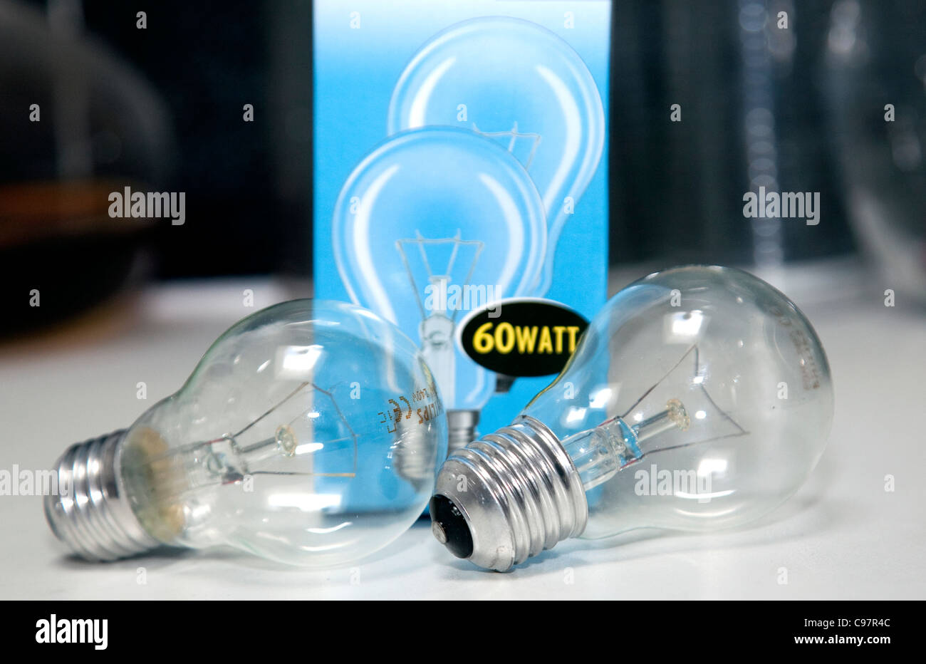 60 Watt auslaufend Wolfram Glühbirnen in UK, London Stockfoto
