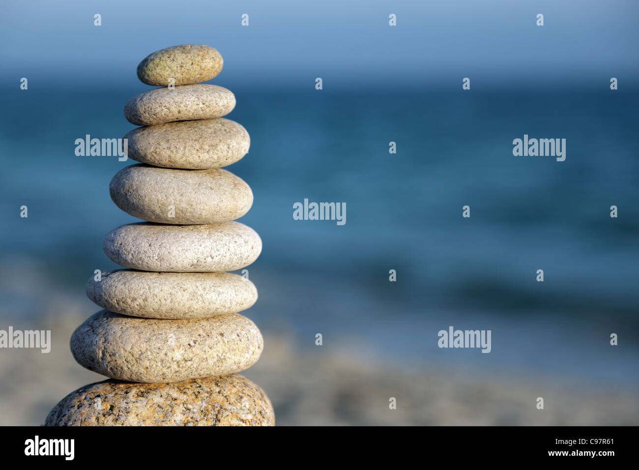 Stein zu balancieren Kieselsteine am Strand Stockfoto