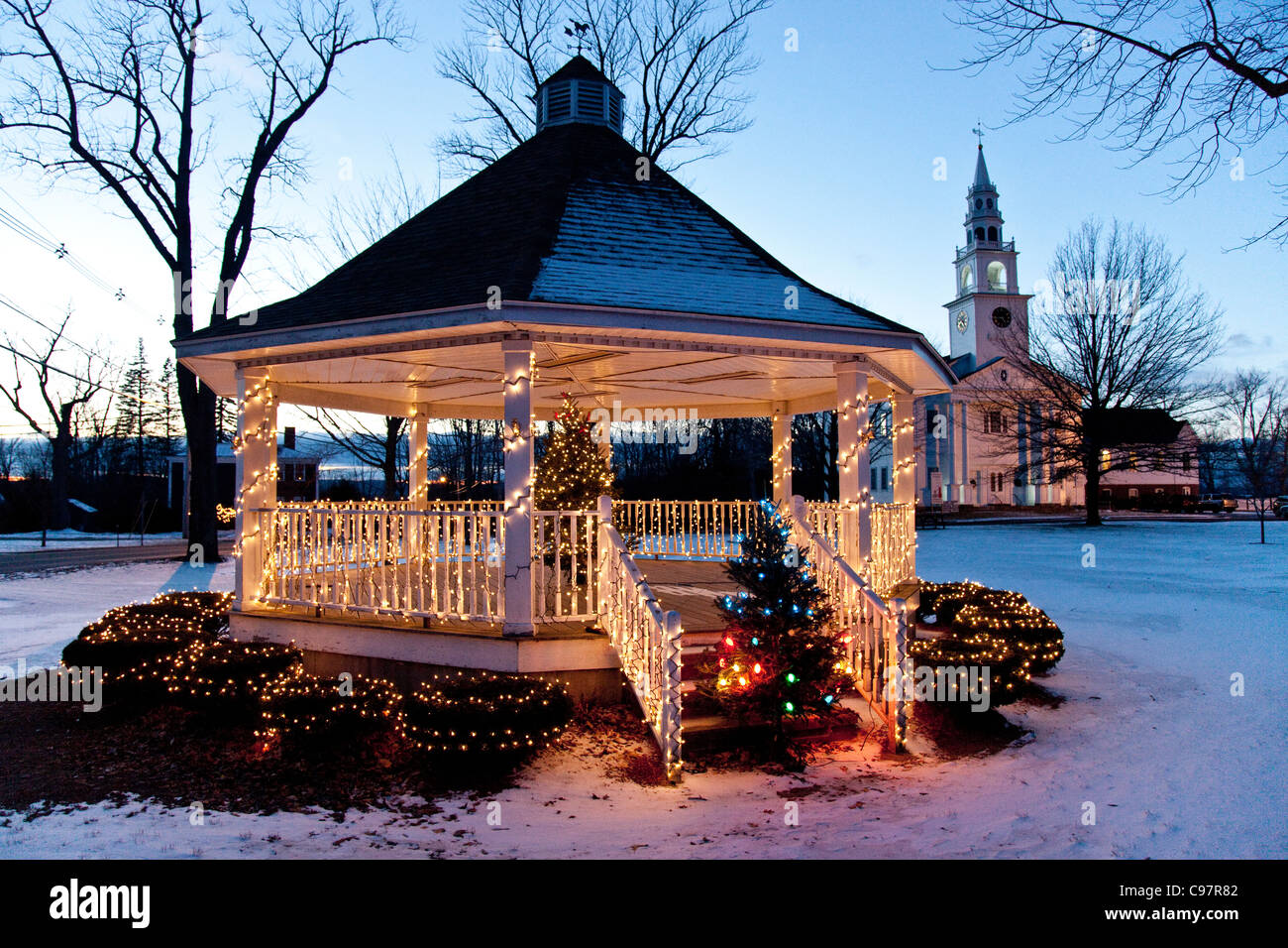 Weihnachtslichter schmücken die Musikpavillon auf der Templeton Town Common Stockfoto