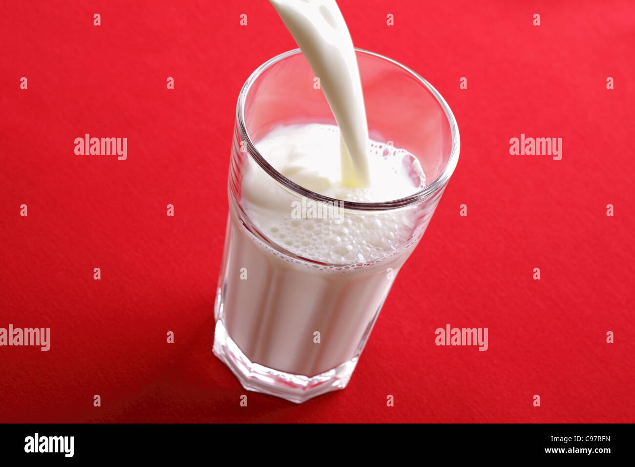 Milch gießen Stockfoto