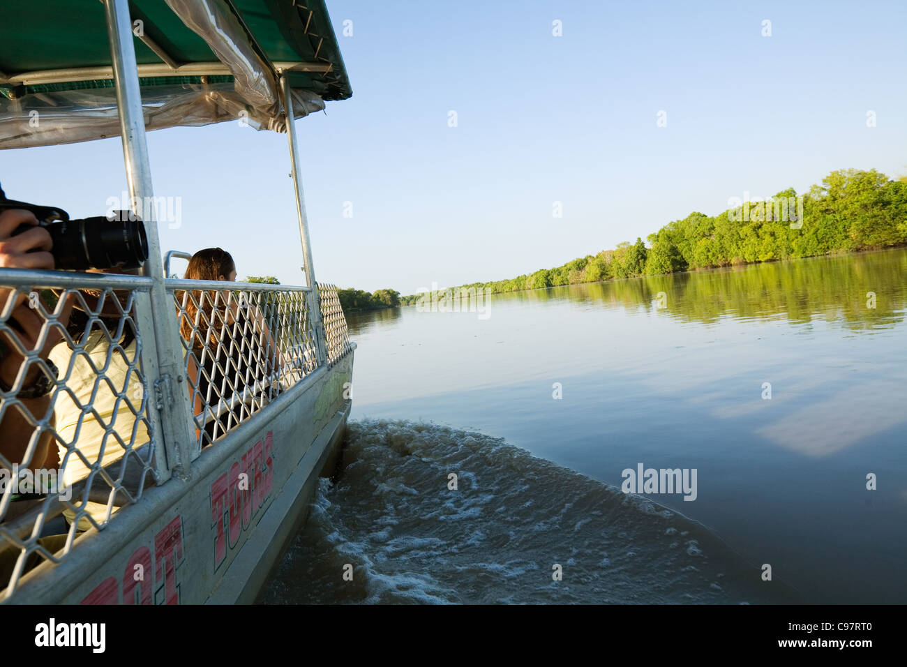 Bootsfahrt auf dem Adelaide River in der Nähe von Darwin, Northern Territory, Australien Stockfoto