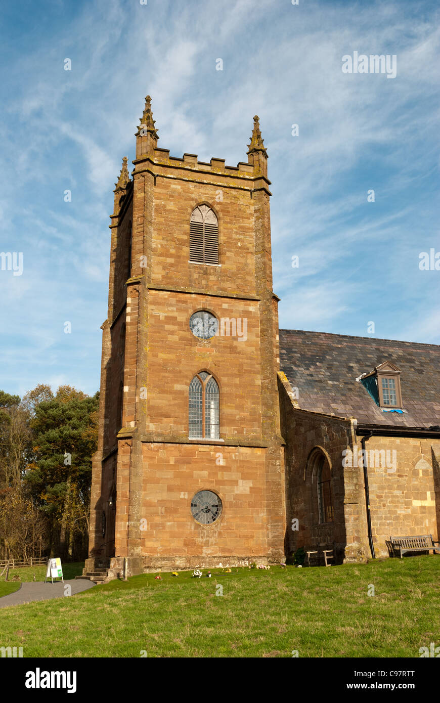 Hanbury-Kirche in Worcestershire von herbstlichen Sonnenlicht beleuchtet Stockfoto