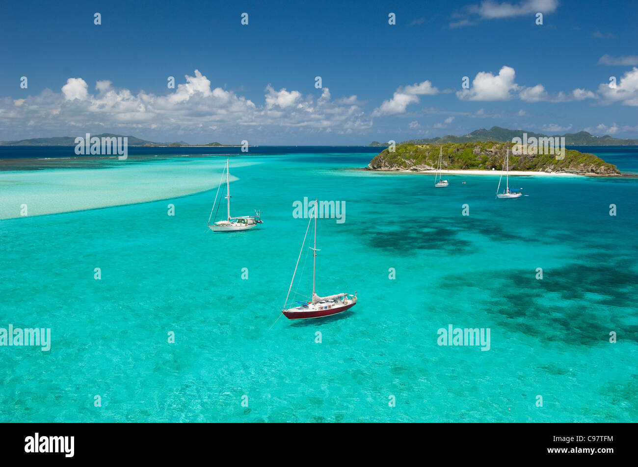 Karibik-Inseln. St. Vincent und die Grenadinen. Ansichten von einem Segelboot Mast. Stockfoto