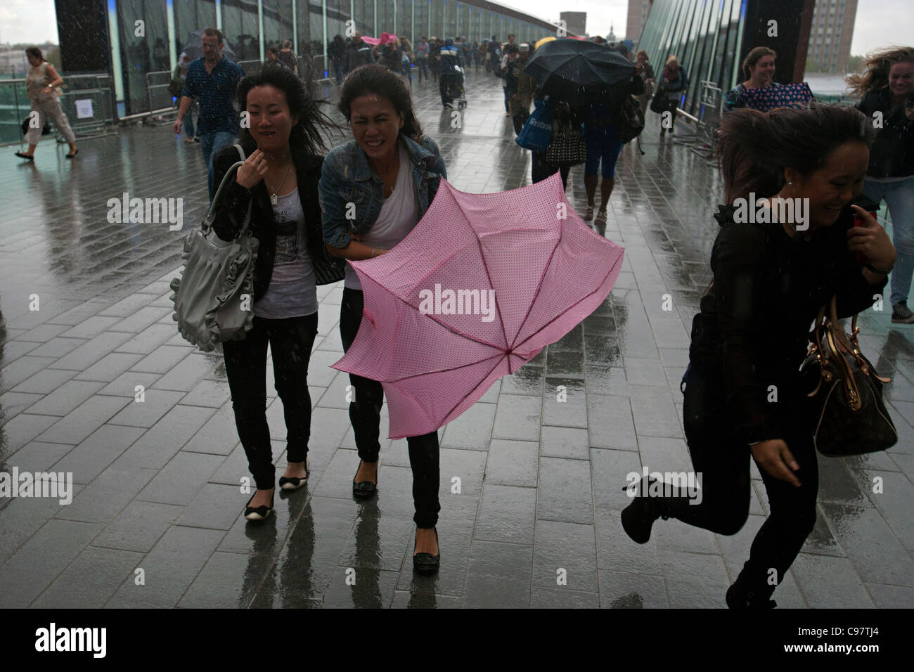 Shopper in einem Sturm am Westfield Stratford in london Stockfoto