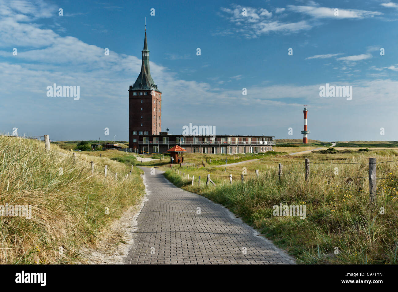 Westturm und neuen Leuchtturm, Nordsee Spa Resort Wangerooge, Ostfriesland, Niedersachsen, Deutschland Stockfoto