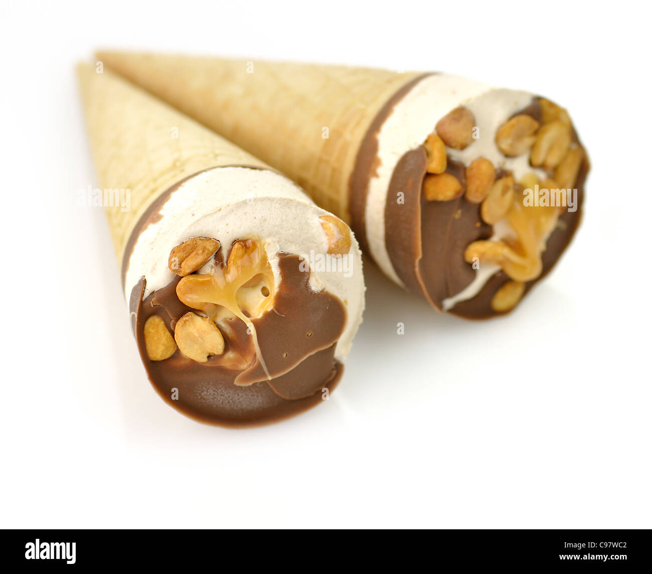 Schokolade und Vanille-Eis mit Waffelhörnchen Stockfoto