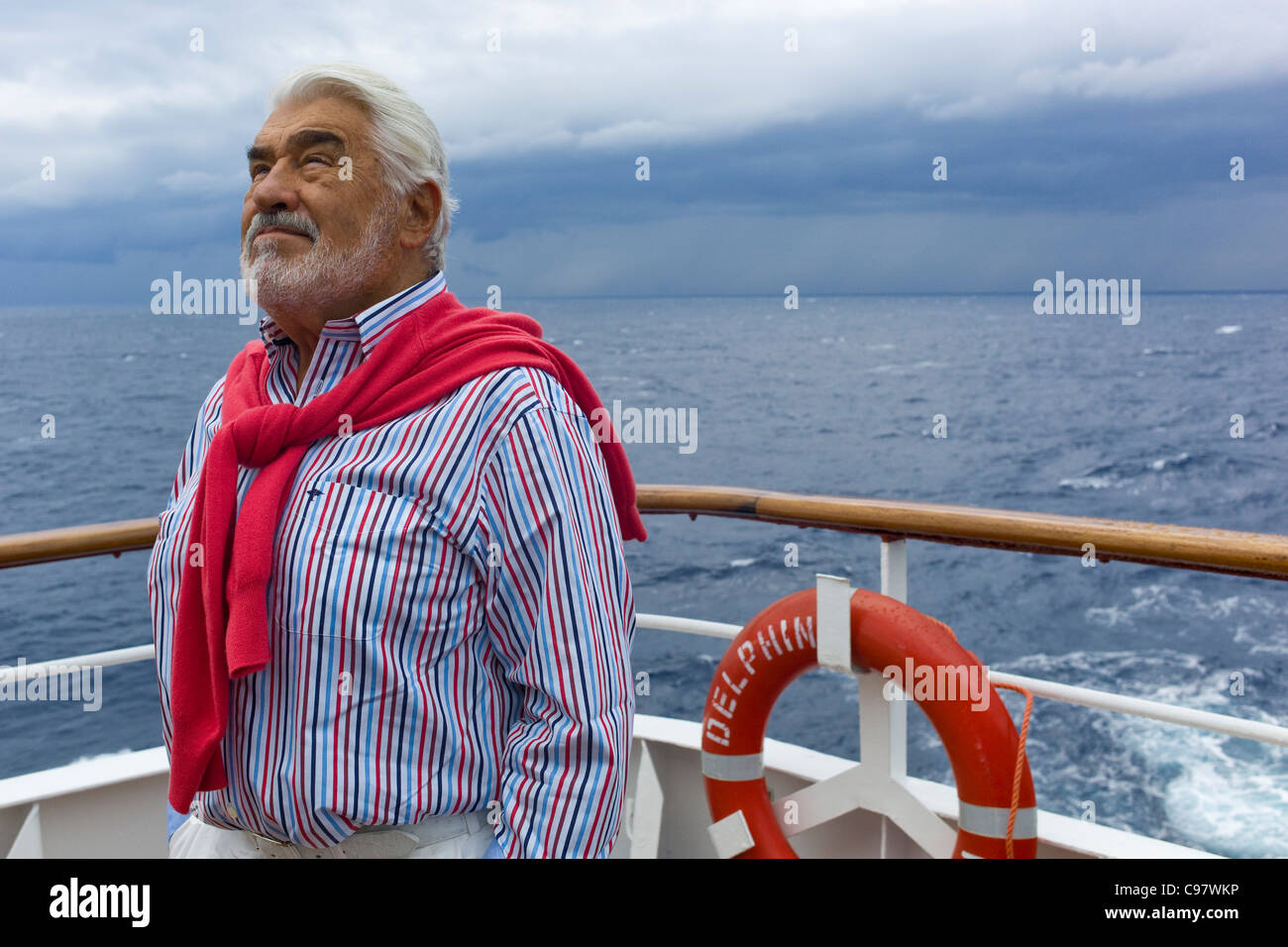 Schauspieler Mario Adorf an Bord das Kreuzfahrtschiff MS Delphin für die Dreharbeiten des ARD-Films sterben Lange Welle Hinterm Kiel Ägäischen Meer in der Nähe Stockfoto