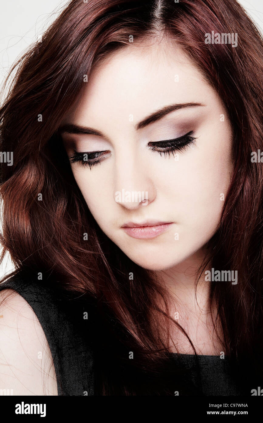 Porträt einer jungen Frau, die weint Make-up Gesicht Nahaufnahme Stockfoto