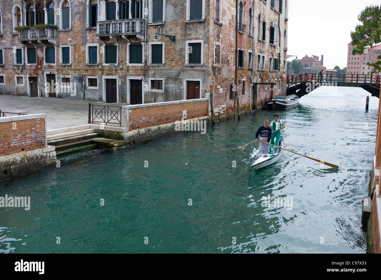 Racing Gondel mit zwei Gondolieri auf einem Kanal, Venedig, Veneto, Italien, Europa Stockfoto