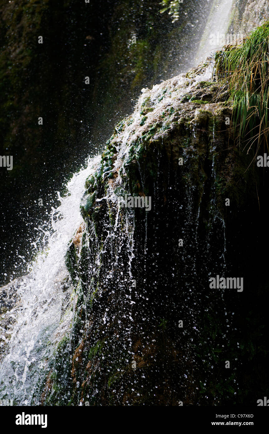 Spritzwasser von den Wasserfällen von Baume-Les-Messieurs. Stockfoto