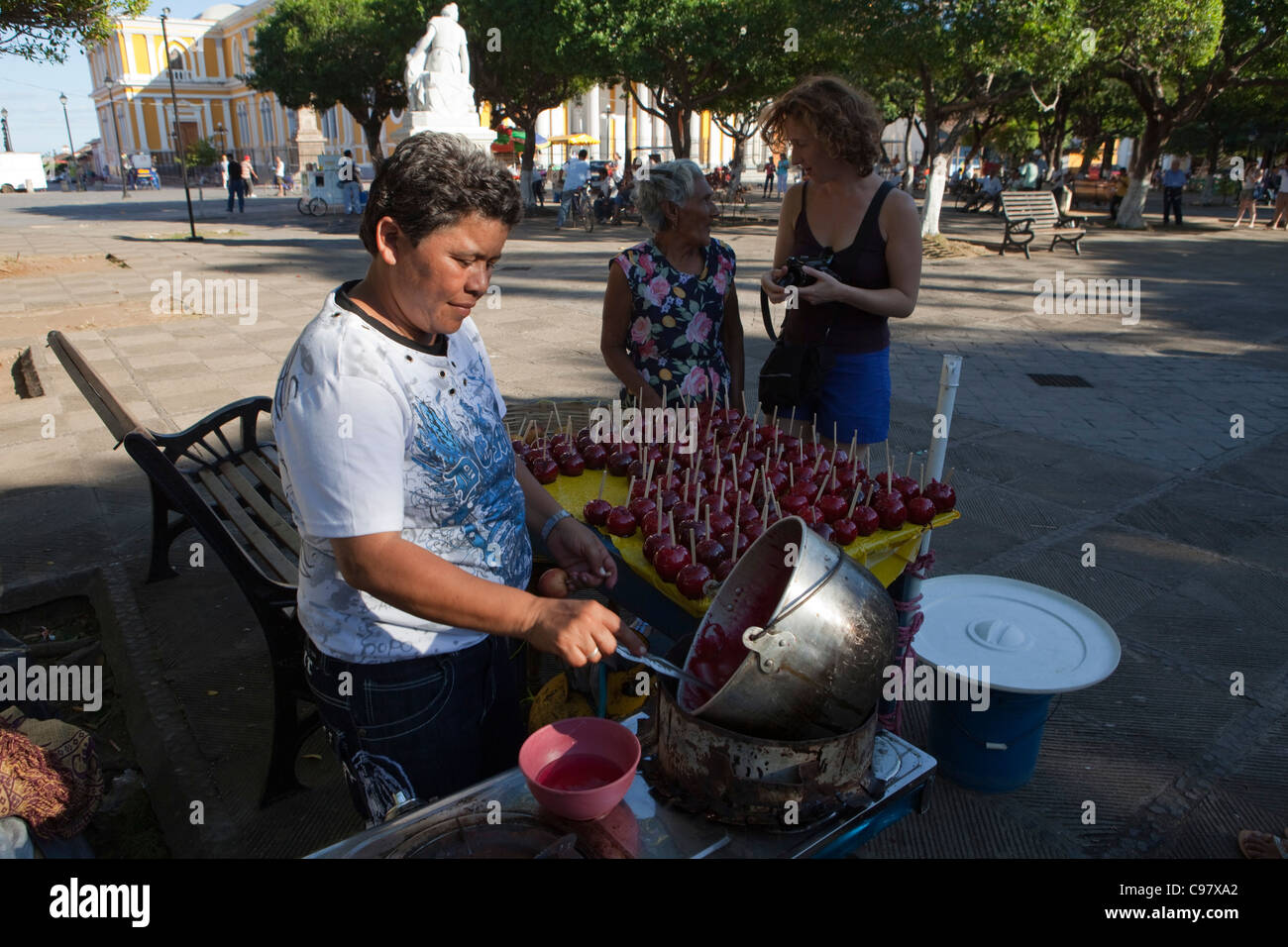 Kandierte Äpfel zum Verkauf im Markt stehen im Parque Central Park, Granada, Granada, Nicaragua, Mittelamerika, Amerika Stockfoto