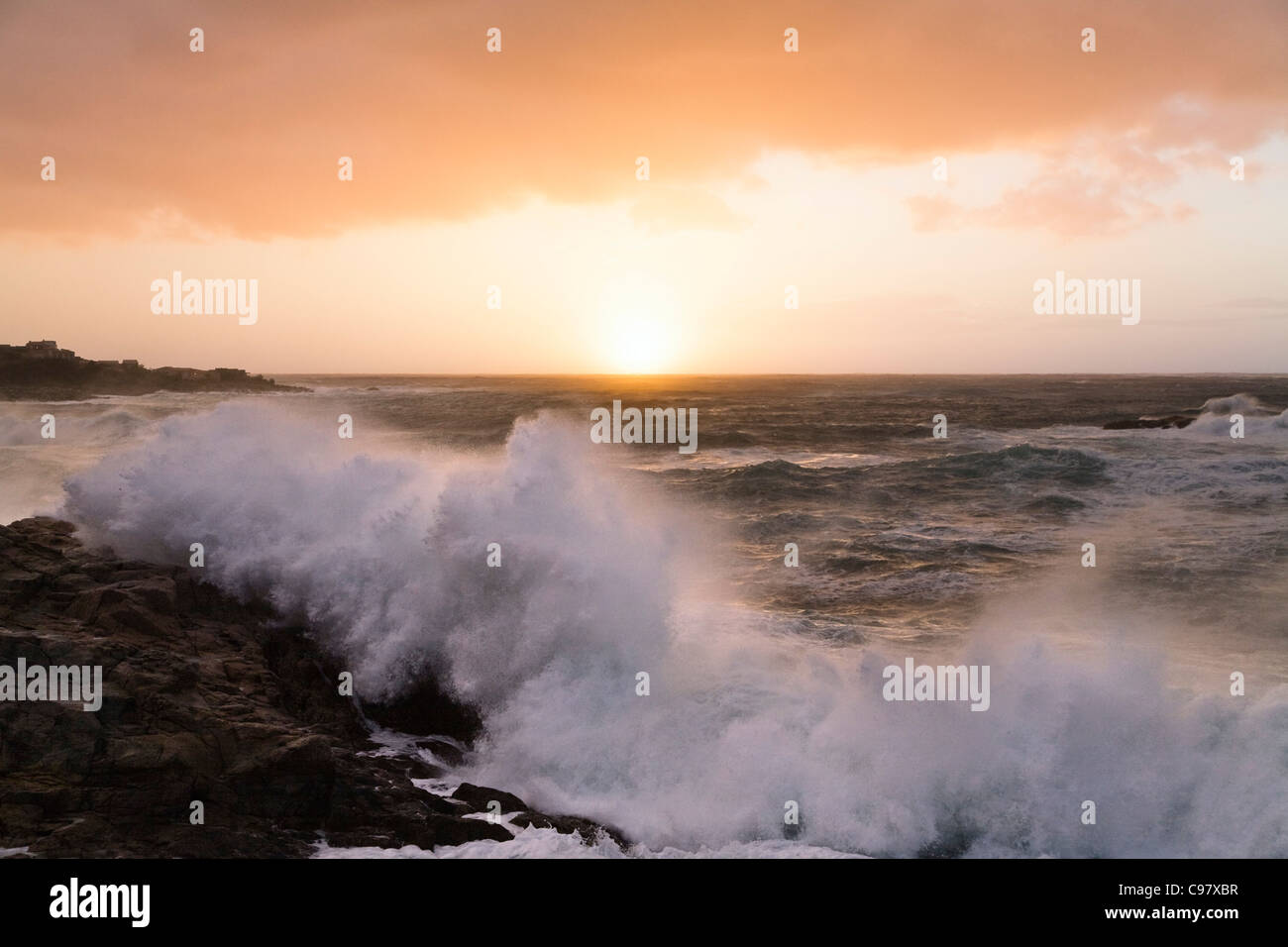 Sonnenuntergang und Surfen in Algajola Bay, Nordwestküste, Region Balagne, Korsika, Frankreich, Europa Stockfoto