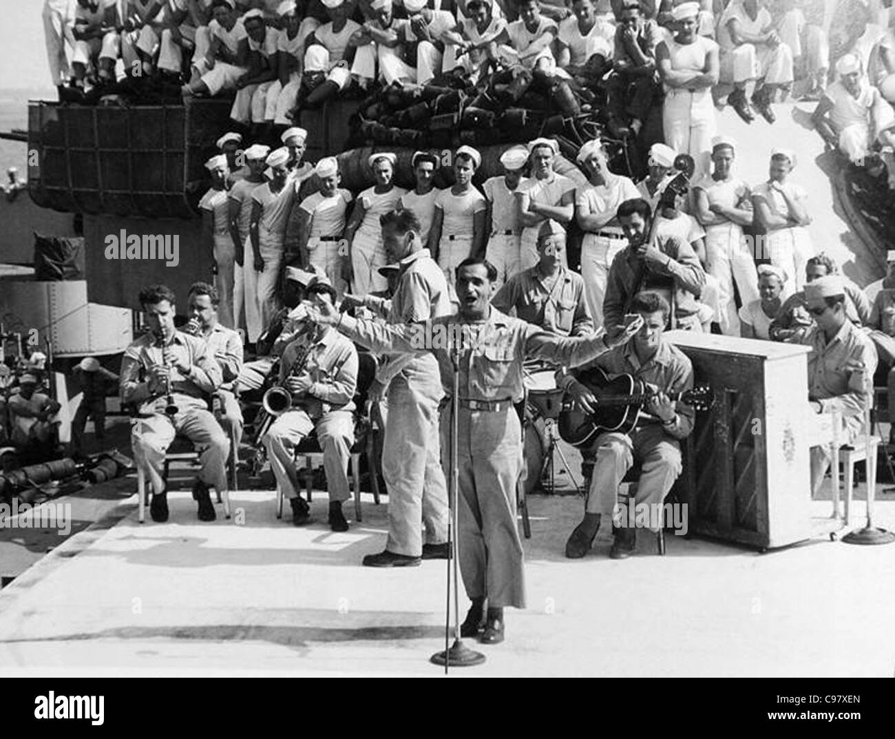 IRVING BERLIN U.S. Komponist singen an Bord der USS Arkansas 25. Juli 1944 Stockfoto