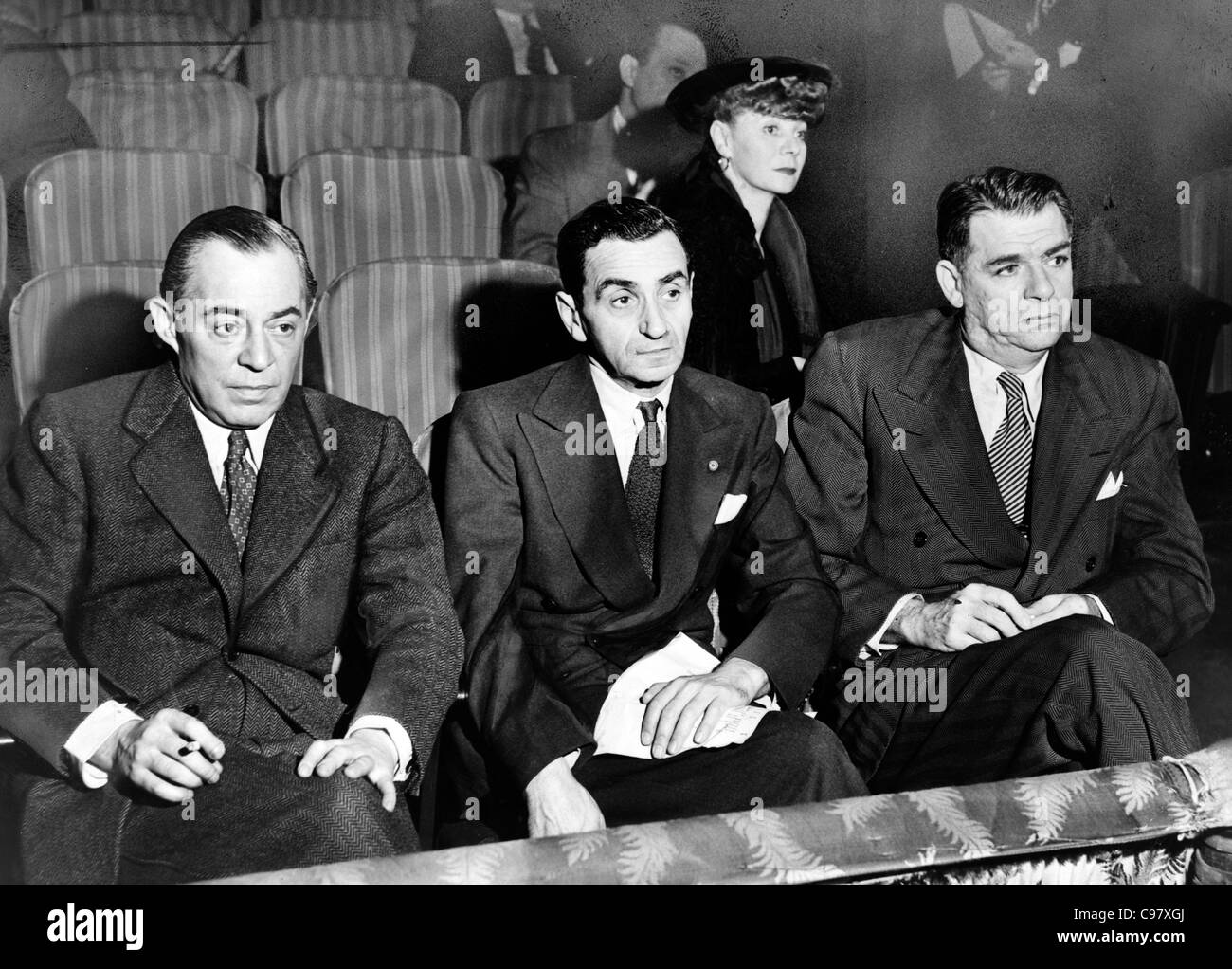 IRVING BERLIN (Mitte) flankiert von Richard Rogers (links) und Oscar Hammerstein gerade Auditions in 1948. Siehe Beschreibung unten Stockfoto