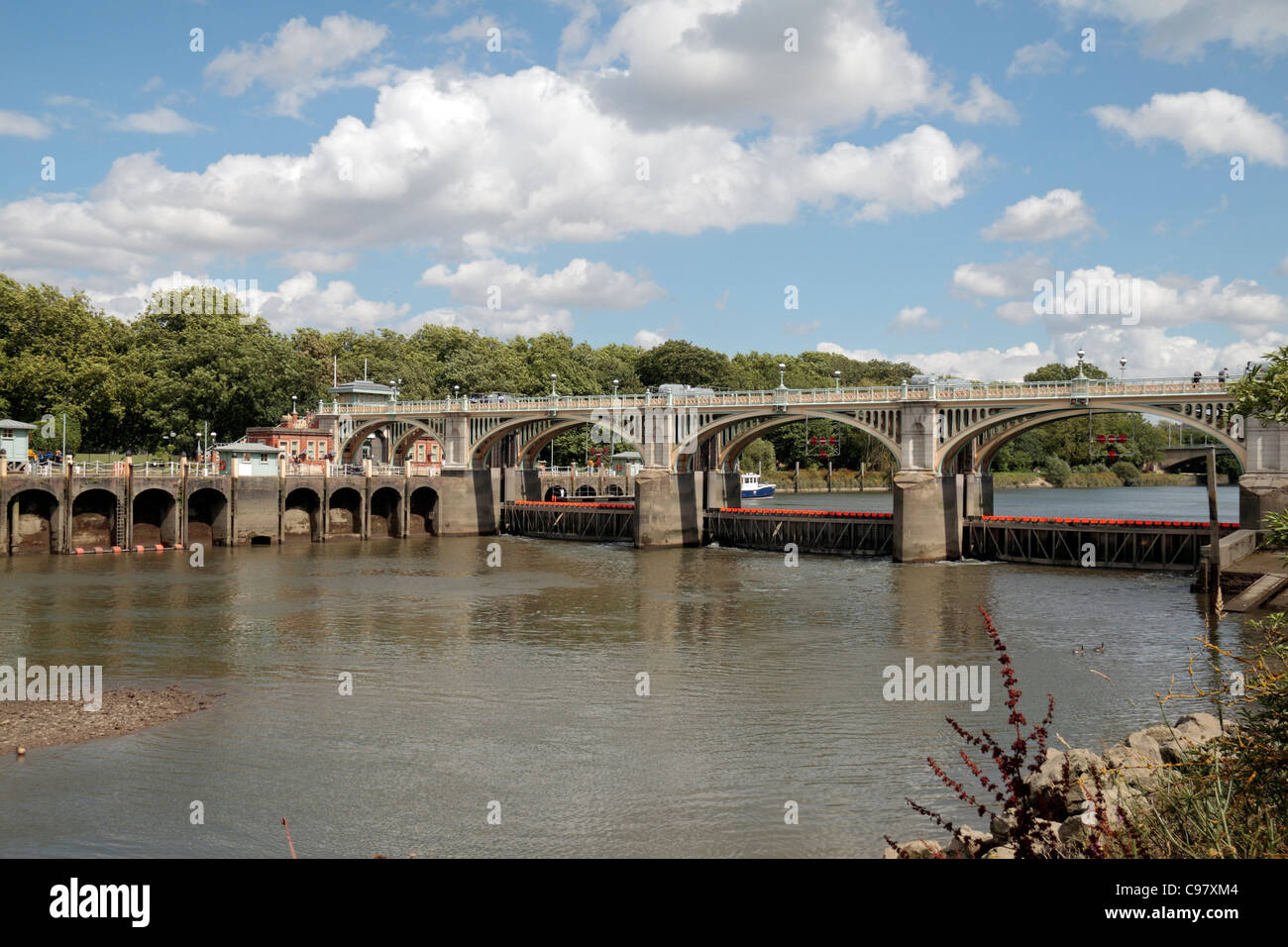 Schloss Richmond und Fußgänger Fußgängerbrücke über die Themse in Richmond, South West London, UK. Stockfoto