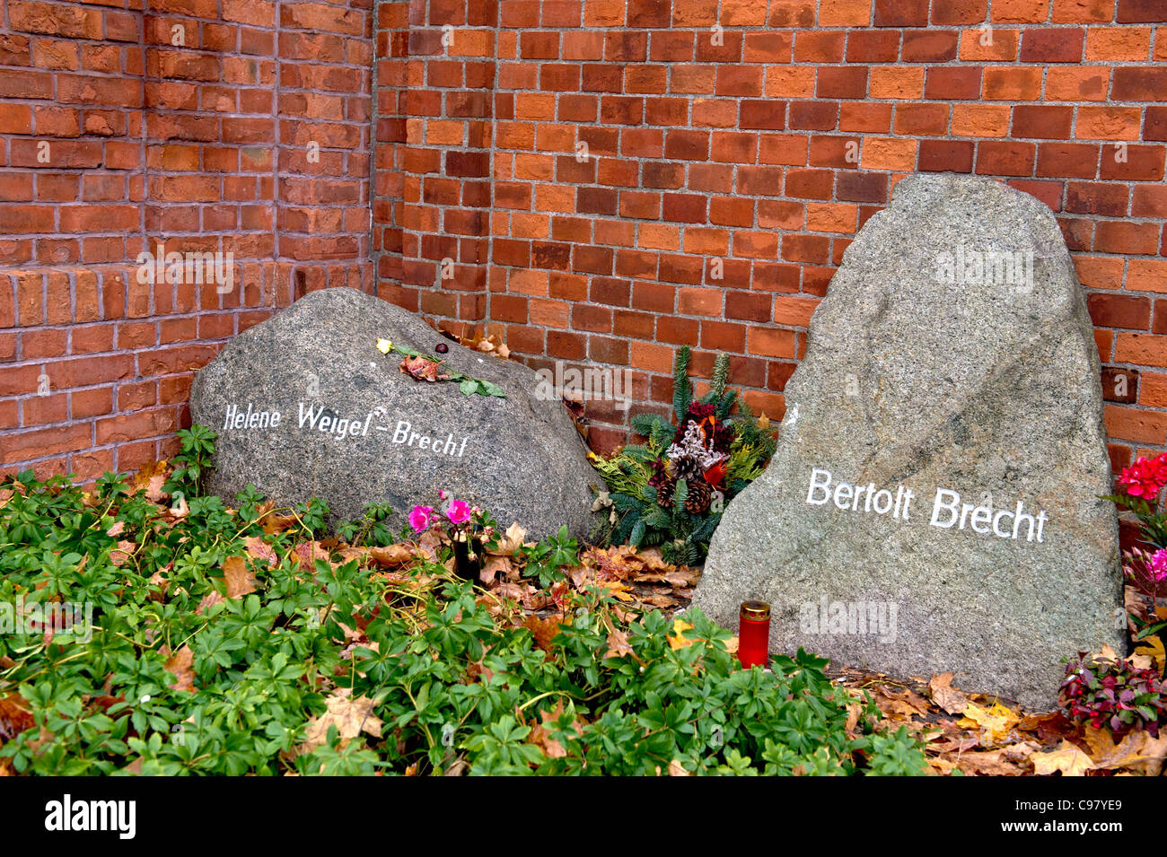 Dorotheenstädtisches Dichtergrab auf dem Friedhof in Berlin; das Grab Autor: Bertolt Brecht in Berlin. Stockfoto