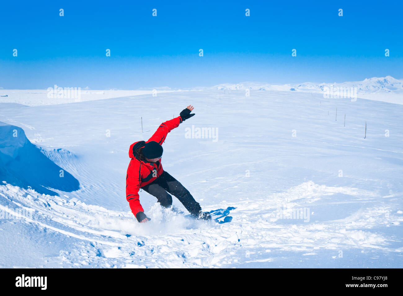 Mann geht auf Snowboard. Gletscher im Hintergrund. Antarktis Stockfoto