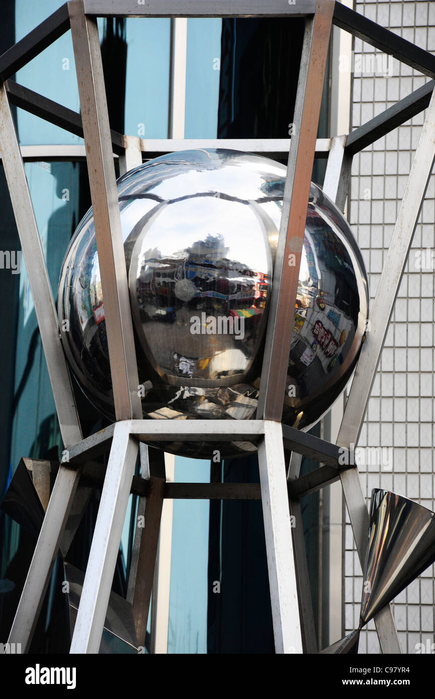 Ein Chrom-Ball in einem Gebäude in Busan, Südkorea. Stockfoto