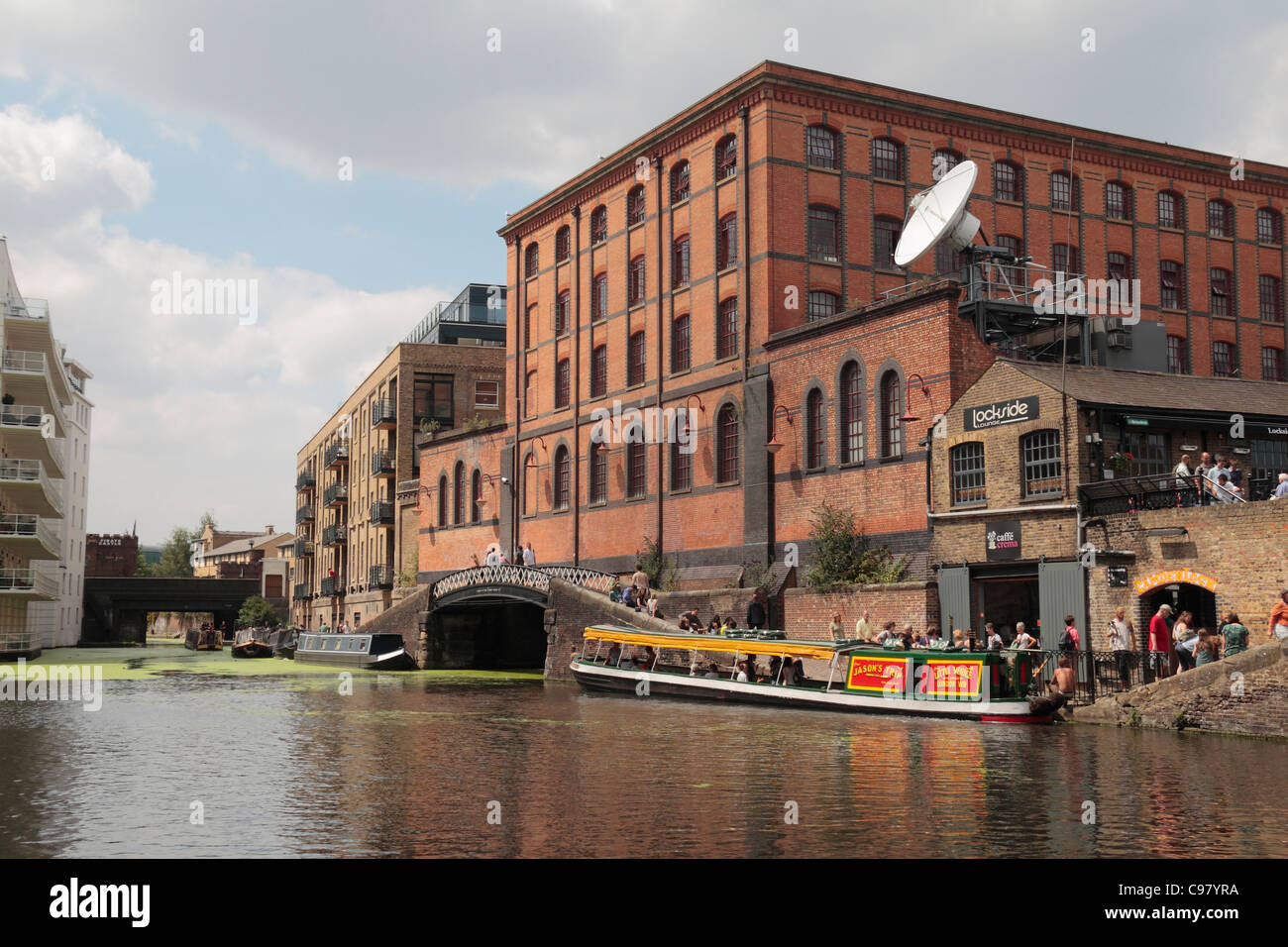 Blick entlang des Regent es Canal, Camden Schlösser in der Nähe von Camden Market, in Camden Town, London, UK Stockfoto