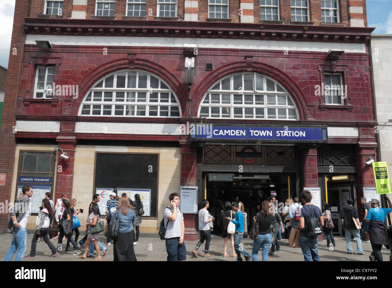 Eingang/Ausgang zur u-Bahnstation Camden Town in Camden Town, London, UK. Stockfoto