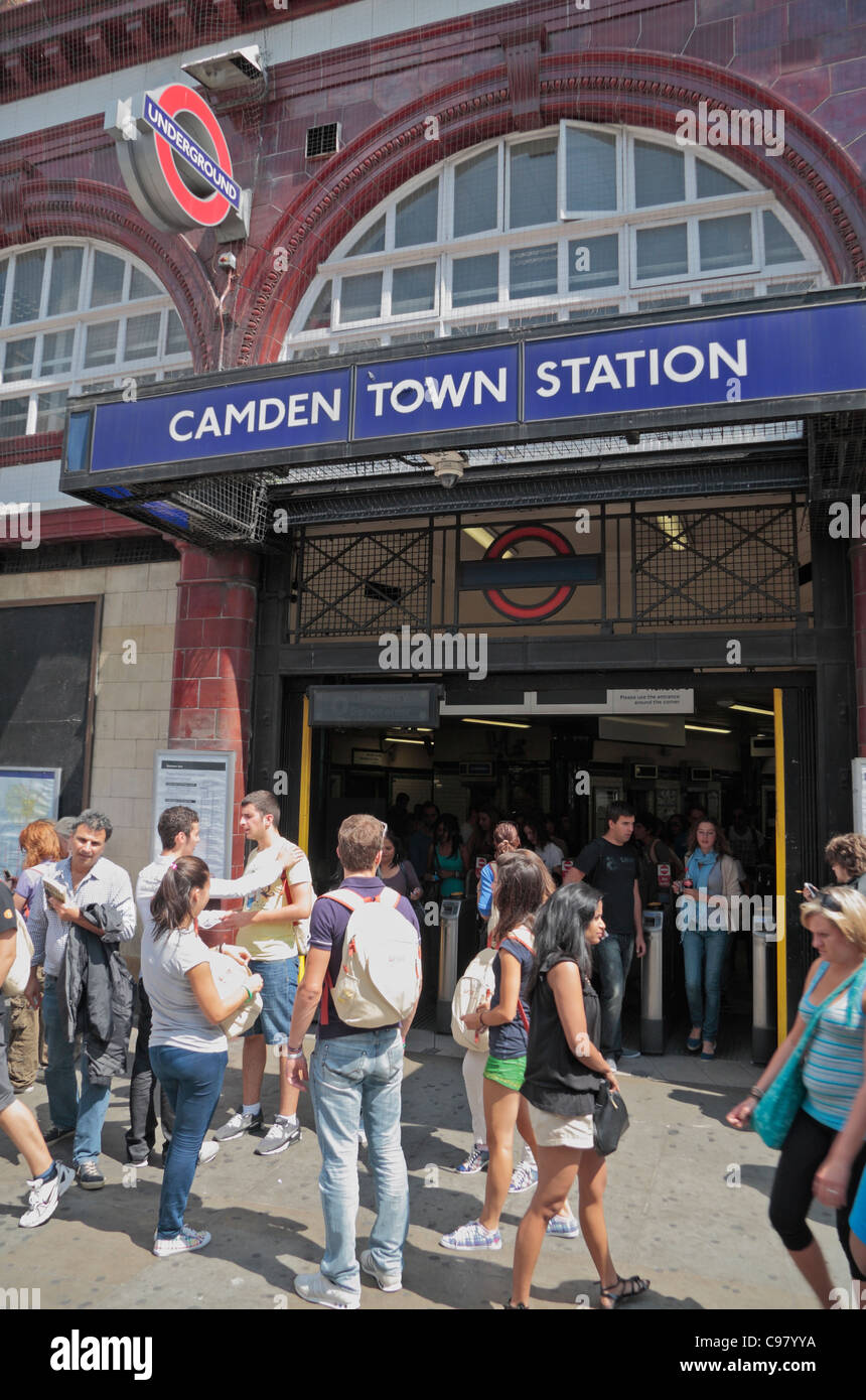 Eingang/Ausgang zur u-Bahnstation Camden Town in Camden Town, London, UK. Stockfoto