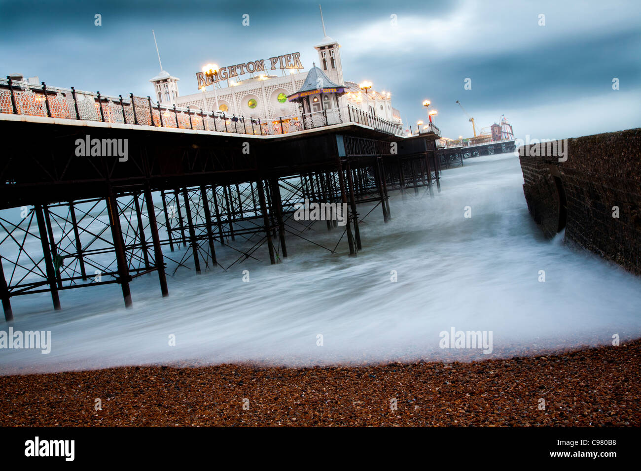 Seegang am Palace Pier in Brighton, Sussex Stockfoto