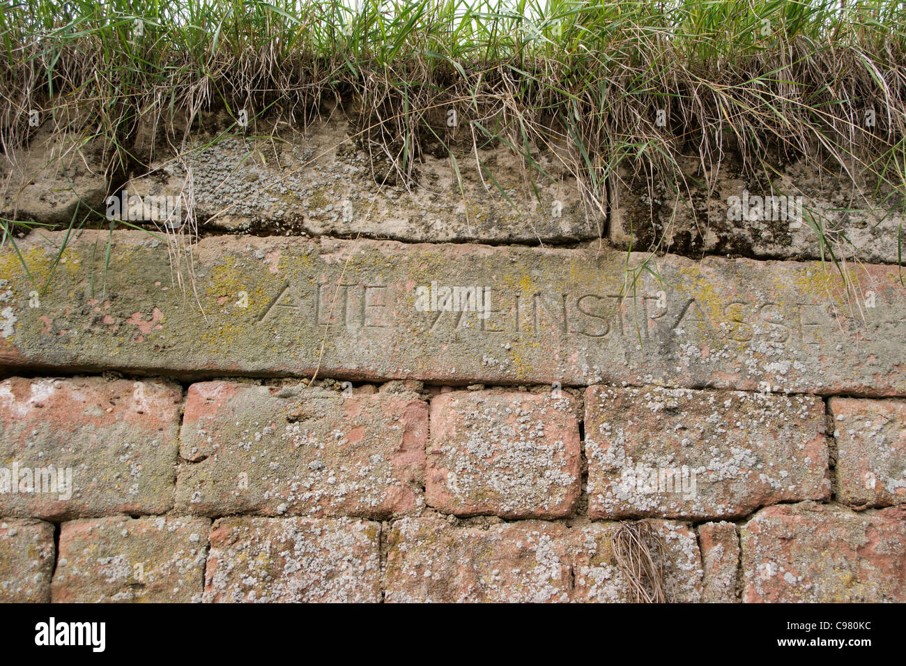 Alte Inschrift auf einer Weinberg-Wand in den Wein Dorf Ungstein in der Nähe von Bad Duerkheim Rheinland-Pfalz, Deutschland Stockfoto