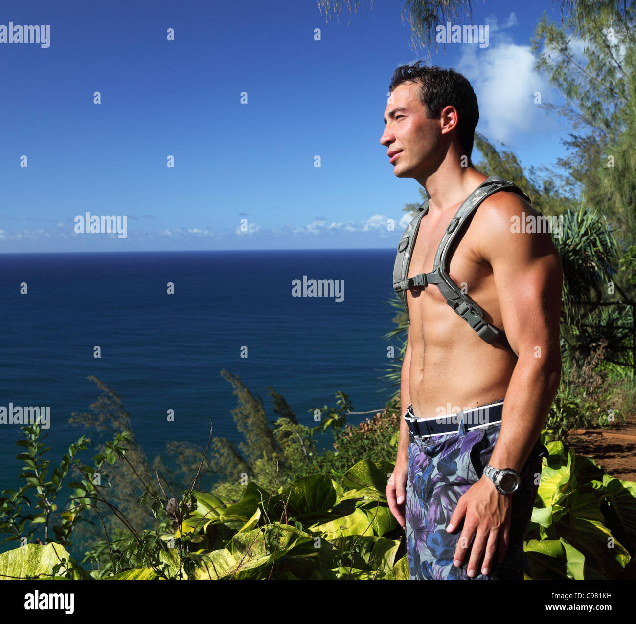 Wanderer auf dem Kalalau Trail auf Kauai blickt am Ozean Stockfoto