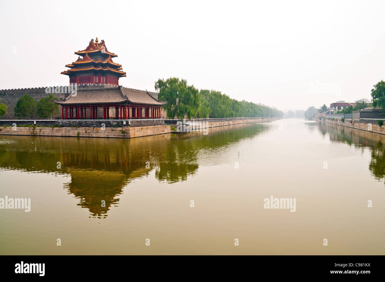 Neblig Kanal außerhalb der verbotenen Stadt in Peking, China Stockfoto