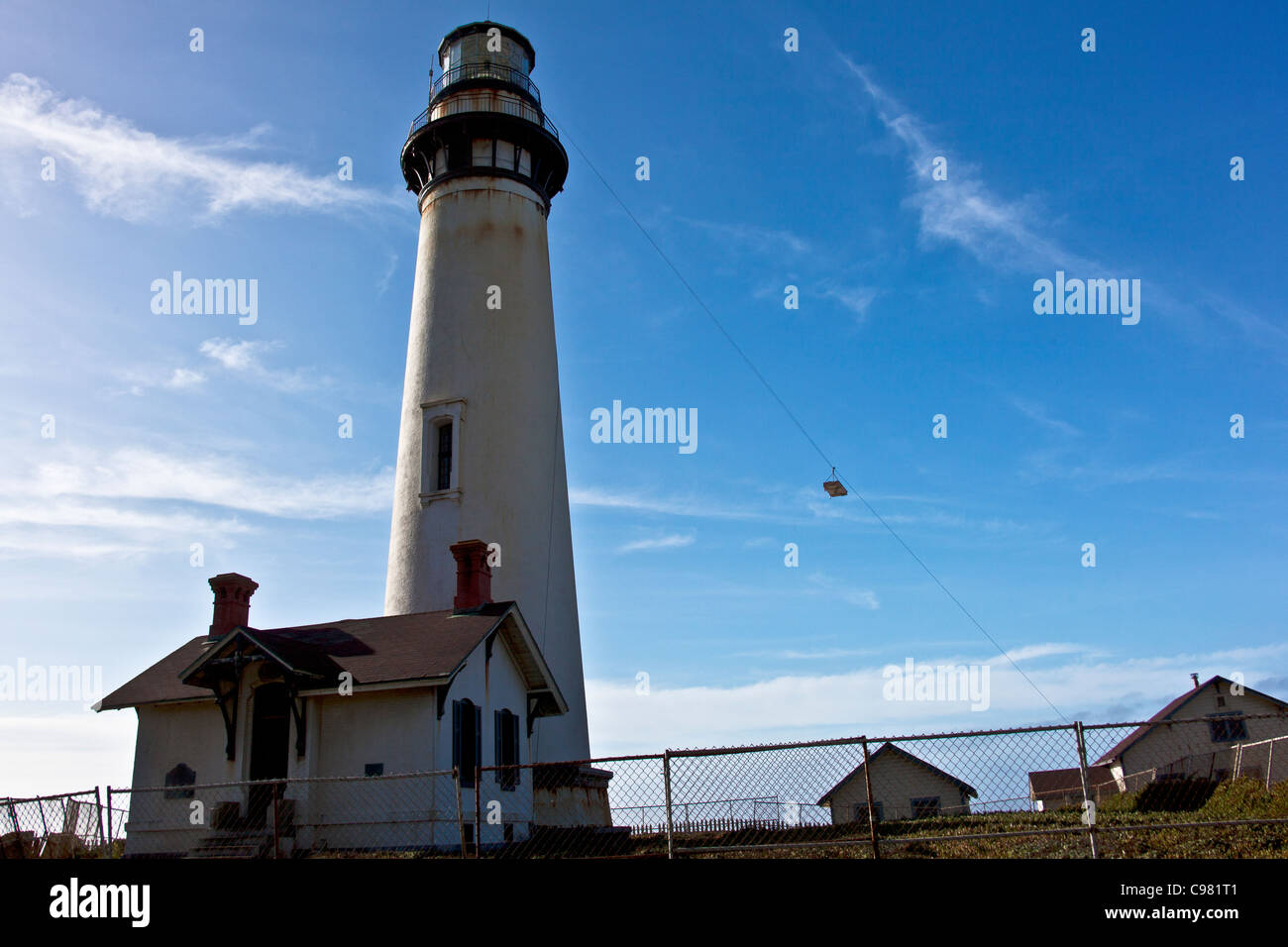 Abschnitte der Pigeon Point-Fresnel-Linse hängen in der Luft, während der Restaurierung der historischen Stätte, auf den Boden geleitet. Stockfoto