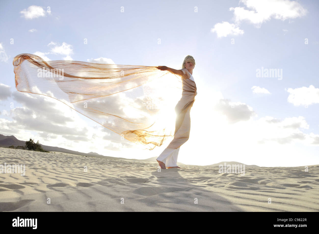 Frau mit einem roten transparenten Tuch im Wind, Dünen, Corralejo, Fuerteventura, Kanarische Inseln, Spanien, Europa Stockfoto