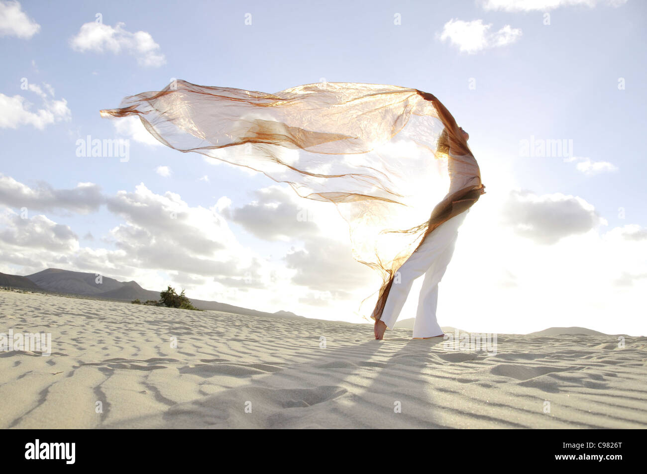 Frau mit einem roten transparenten Tuch im Wind, Dünen, Corralejo, Fuerteventura, Kanarische Inseln, Spanien, Europa Stockfoto