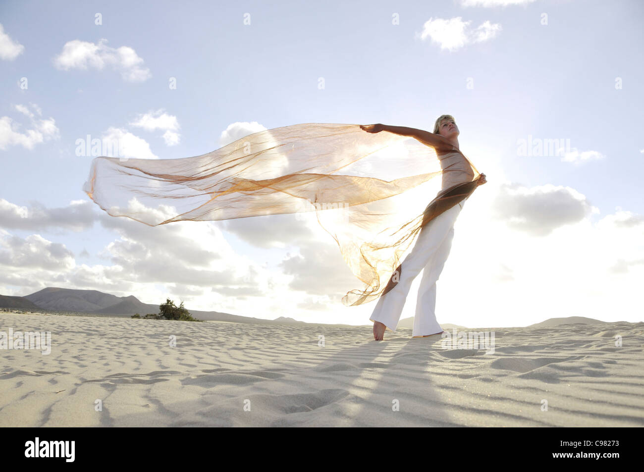 Frau mit einem roten transparenten Tuch im Wind, Dünen, Corralejo, Fuerteventura, Kanarische Inseln, Spanien, Europa Stockfoto