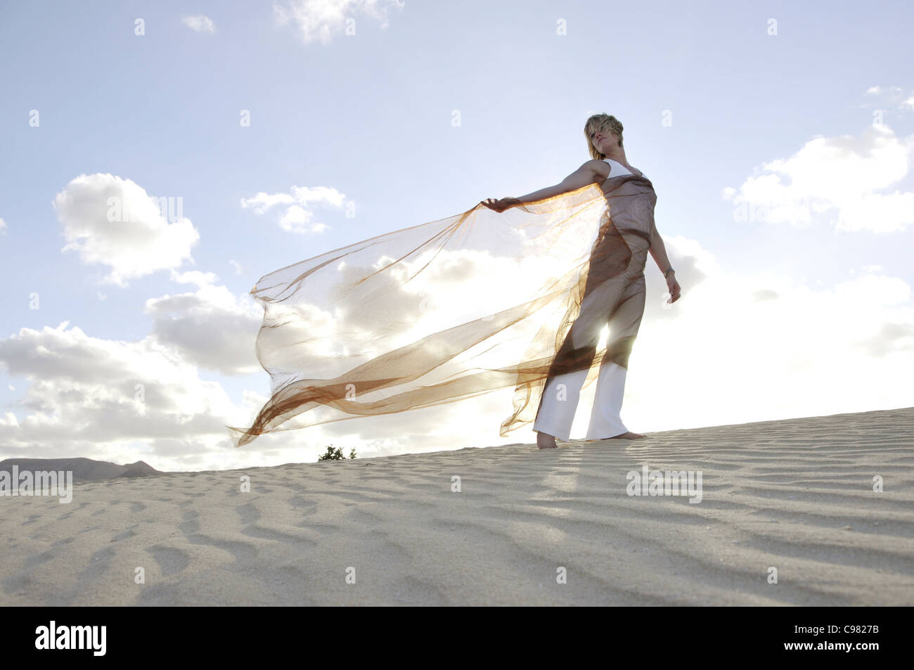 Frau mit einem roten transparenten Tuch im Wind, Dünen, Corralejo, Fuerteventura, Kanarische Inseln, Spanien, Europa Stockfoto