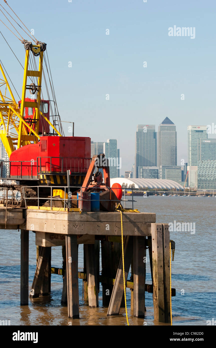 Woolwich Wharfside mit Canary Wharf in der Ferne Stockfoto
