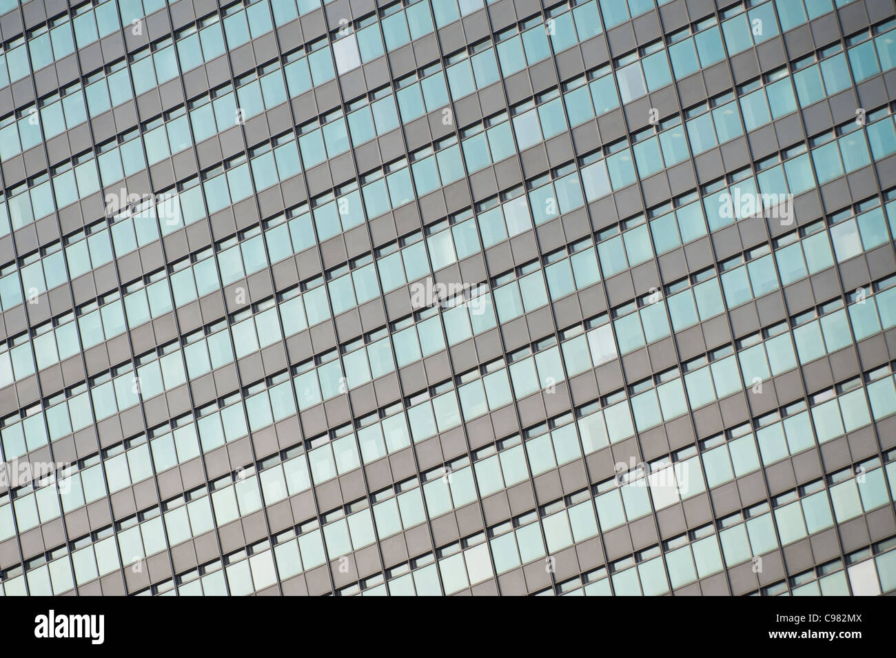 Eine Nahaufnahme von Raster-Fenster des City Tower Piccadilly, Manchester. Stockfoto