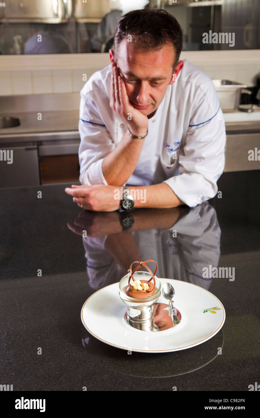 Jean-Michel Maniere, stolz auf seine Schöpfung., CHATEAU SAINT-MARTIN & SPA - 2490 Avenue des Templiers - BP 102 - Kopf Konditor Stockfoto