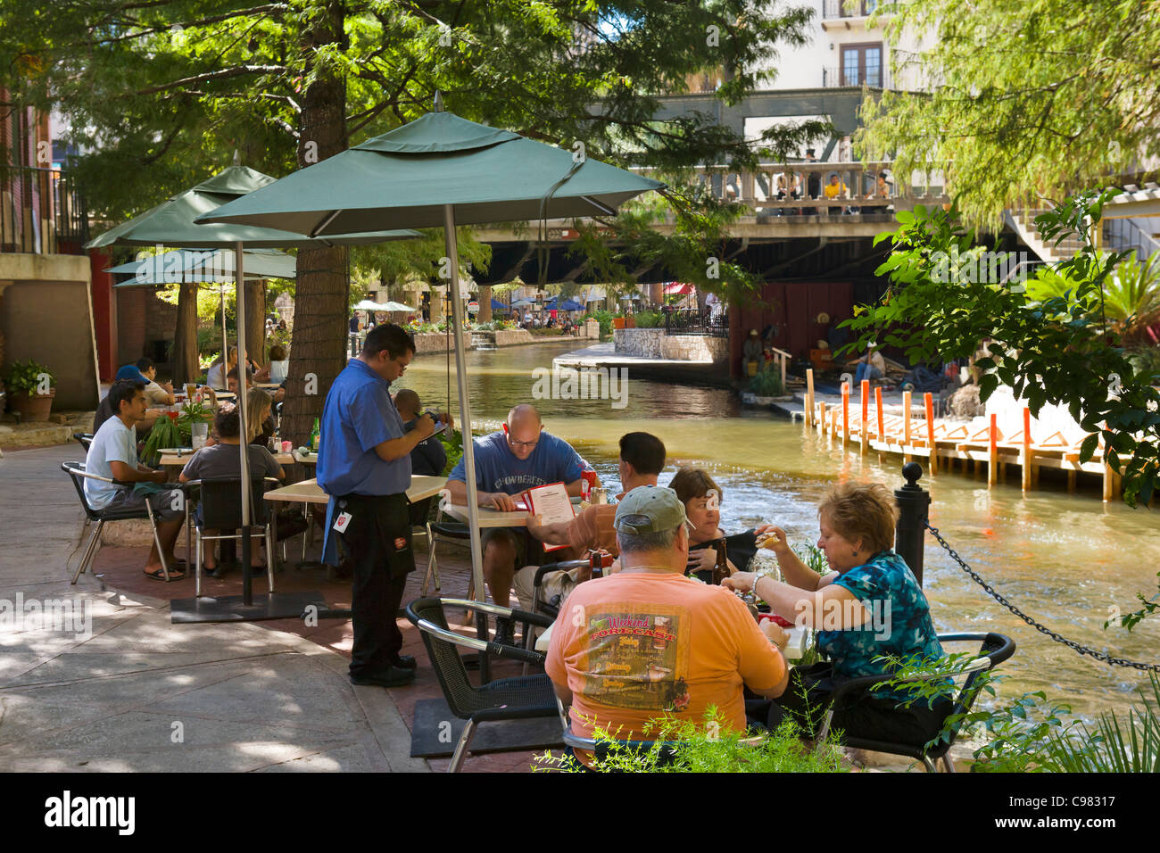 Waterfront Restaurant am River Walk in der Innenstadt von San Antonio, Texas, USA Stockfoto