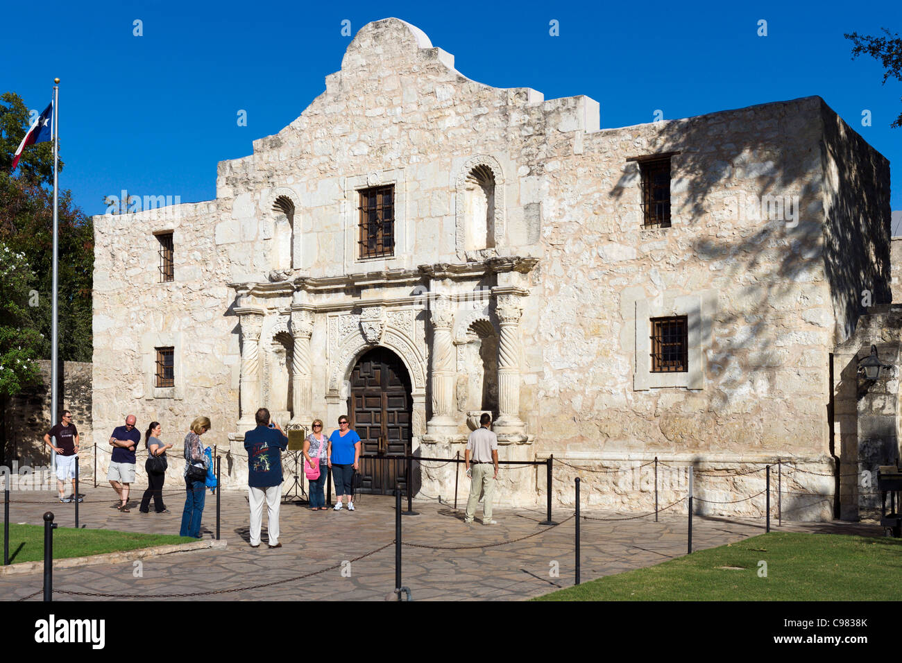Touristen fotografieren vor der Mission Alamo, Ort der berühmten Schlacht, San Antonio, Texas, USA Stockfoto