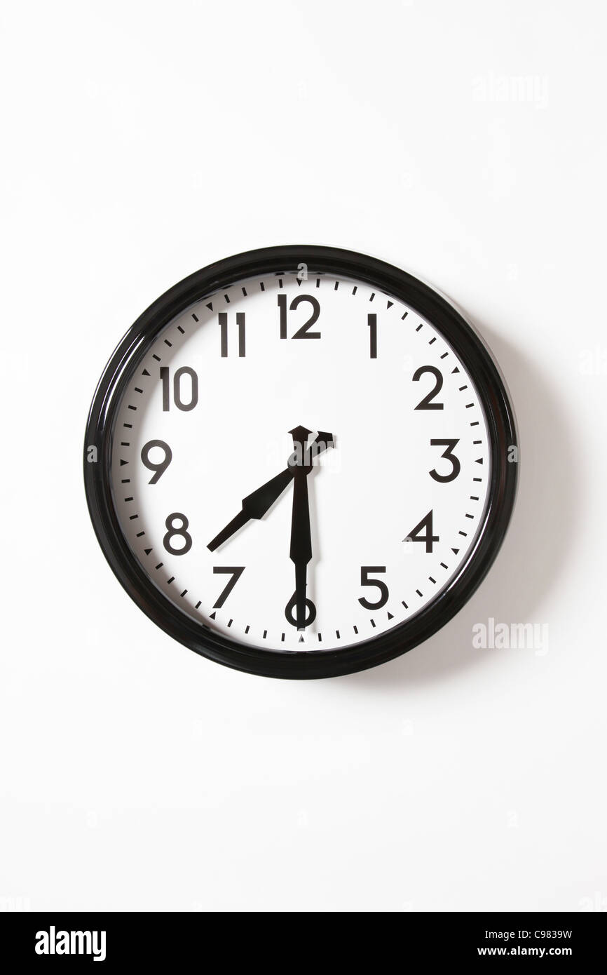 Eine Uhr einstellen um 7.30 Uhr Stockfotografie - Alamy