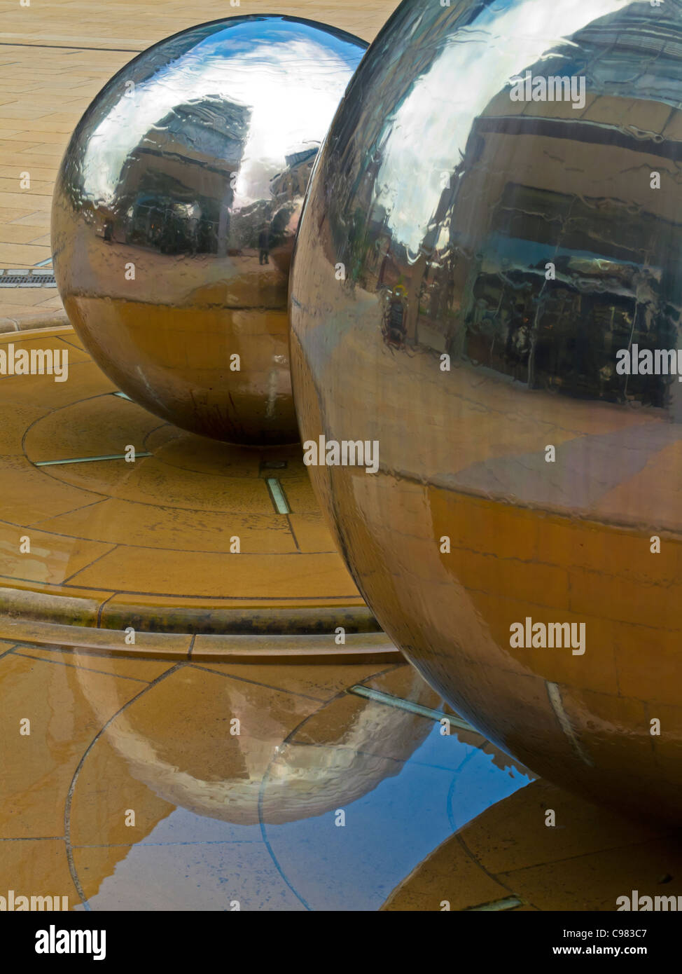 Stahlkugeln auf dem Bürgersteig vor der Wintergarten in Sheffield City centre South Yorkshire England UK Stockfoto
