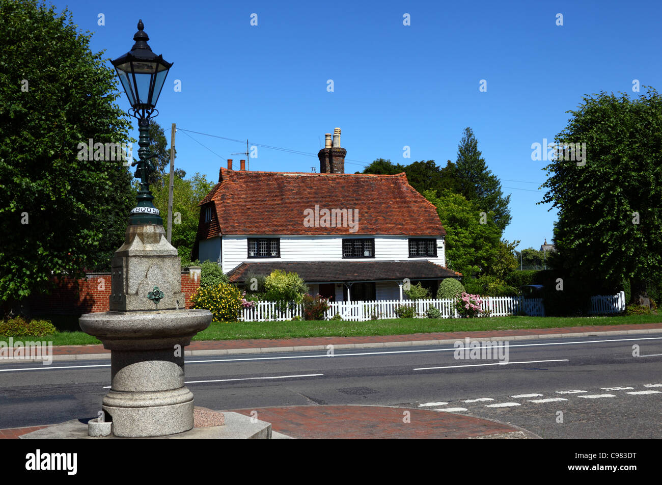 The Fountain, Stuart Cottage (ein denkmalgeschütztes traditionelles verwittertes Cottage) im Hintergrund, Southborough Common, Kent, England Stockfoto