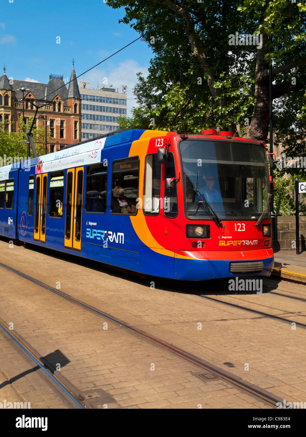 Sheffield Stagecoach Supertram Stadtbahn Straßenbahn in Sheffield City Centre England UK betrieben mit der Postkutsche im Besitz von SYPTE Stockfoto