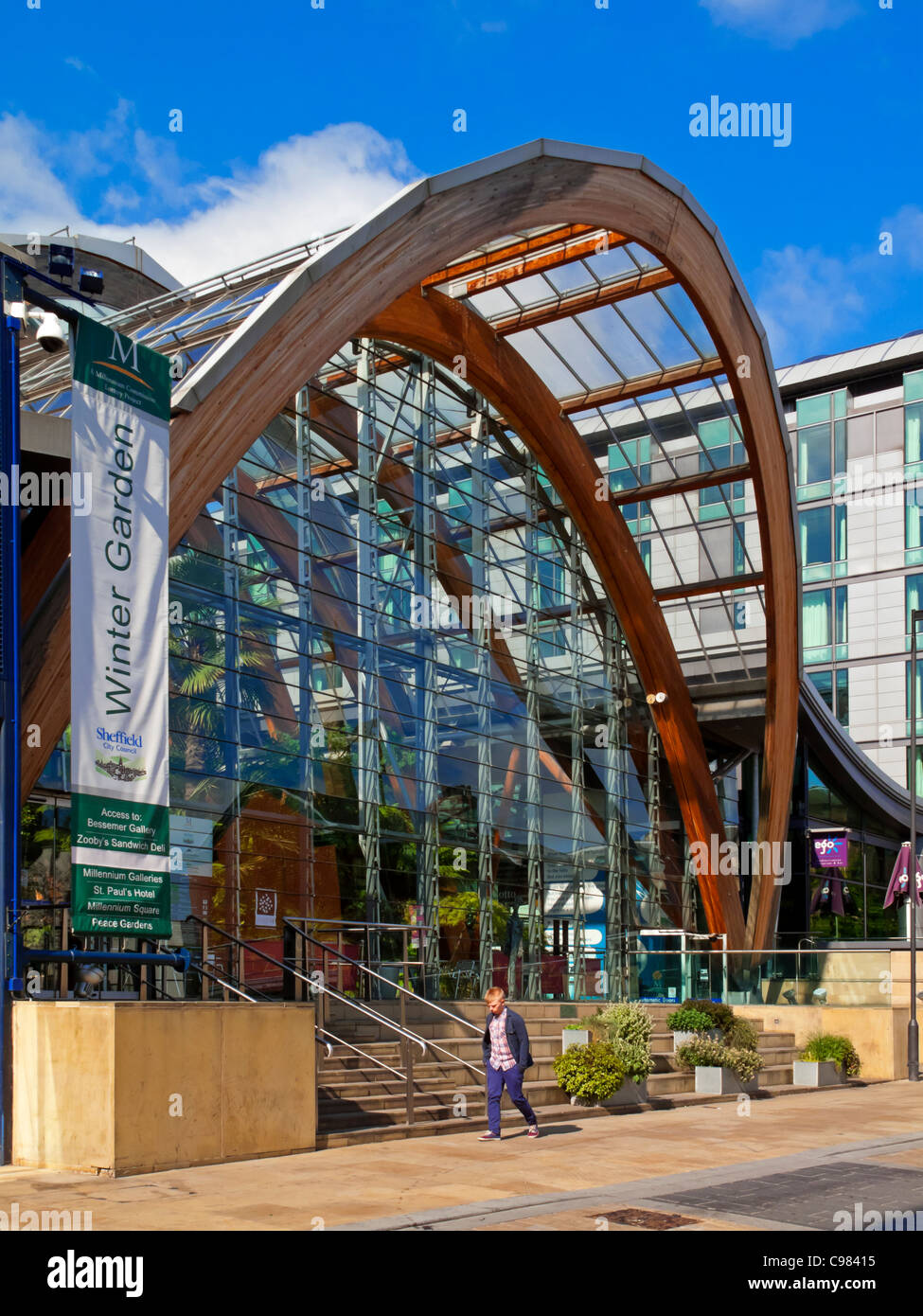 Sheffield Wintergarten South Yorkshire UK, eines der größten gemäßigt städtische Gewächshäuser in Europa im Jahr 2003 eröffnet mit Brettschichtholz Stockfoto