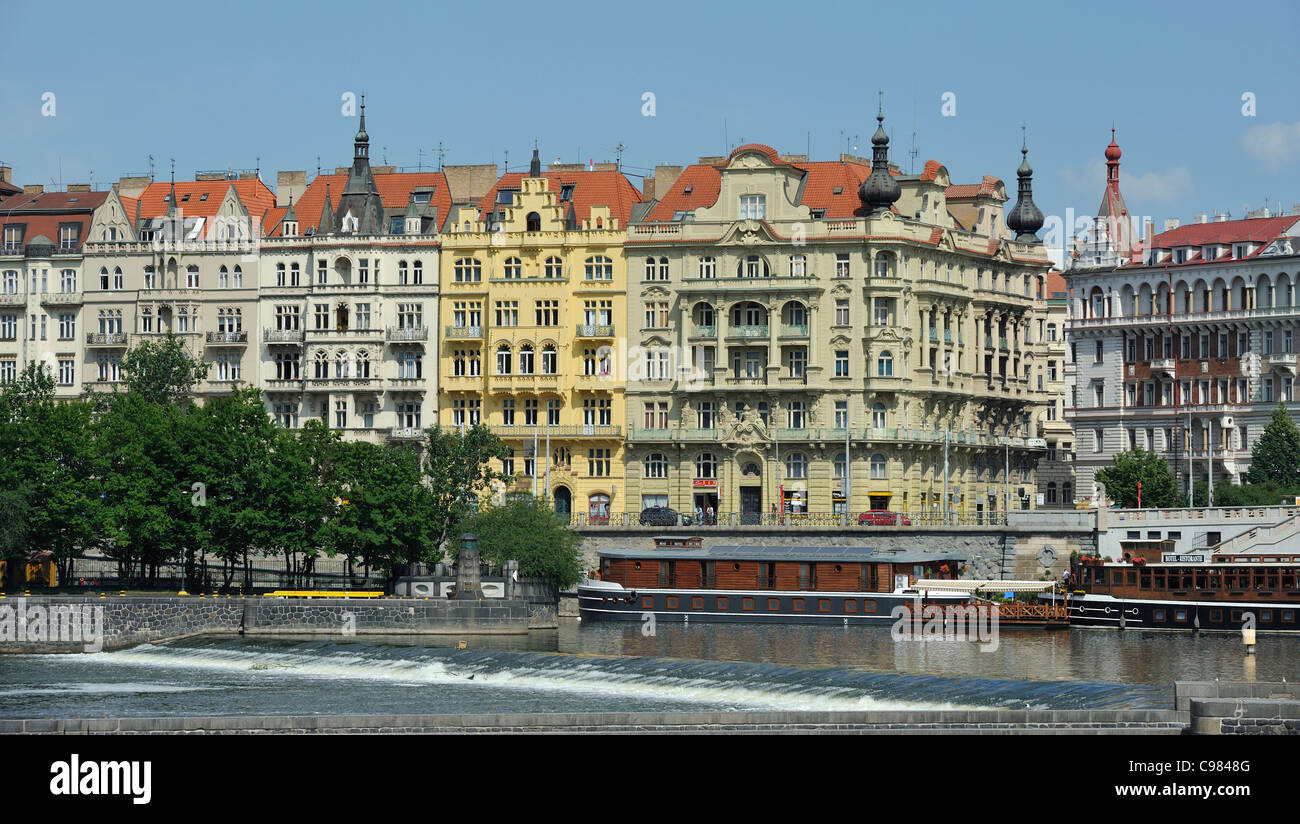 Innenstadt-Architektur entlang der Masarykovo Nabrezi auf dem Damm auf dem Fluss Moldau Prag Tschechischen Stockfoto