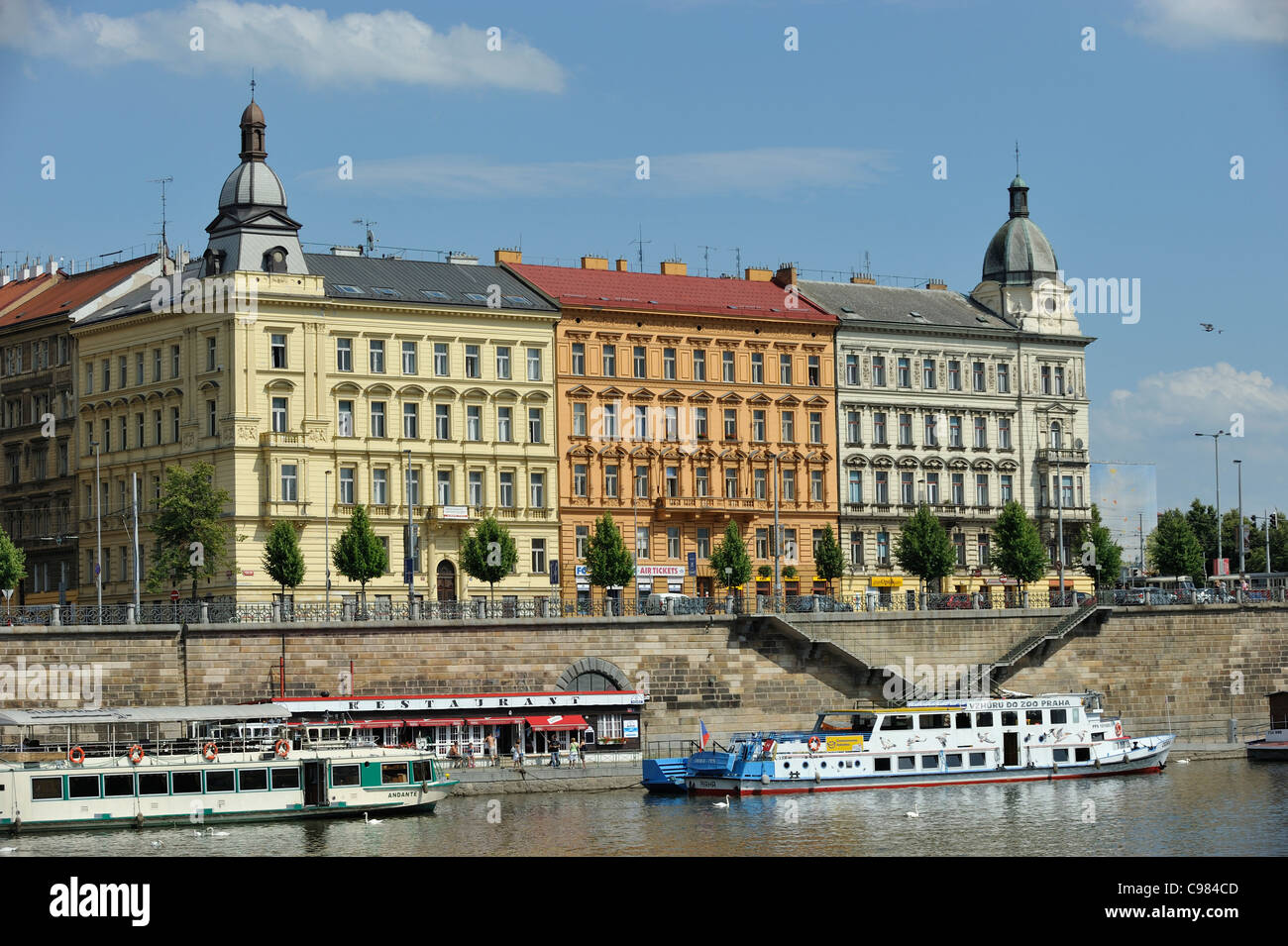 Innenstadt-Architektur entlang der Masarykovo Nabrezi auf dem Damm auf dem Fluss Moldau Prag Tschechischen Stockfoto