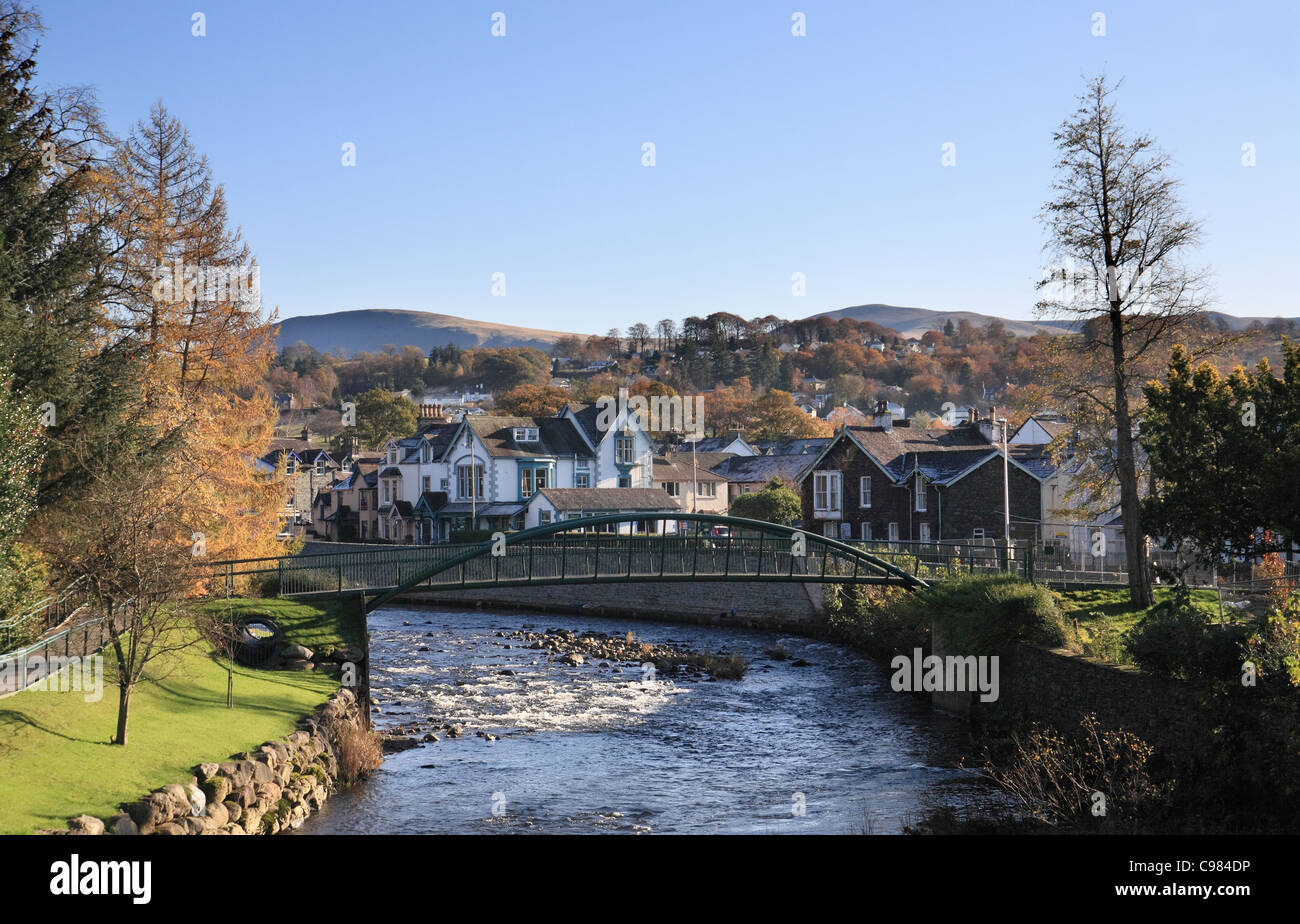 Fitz Park Fußgängerbrücke über den Fluss Greta, Keswick Herbst Farbe englischen Lake District, Cumbria, UK Stockfoto