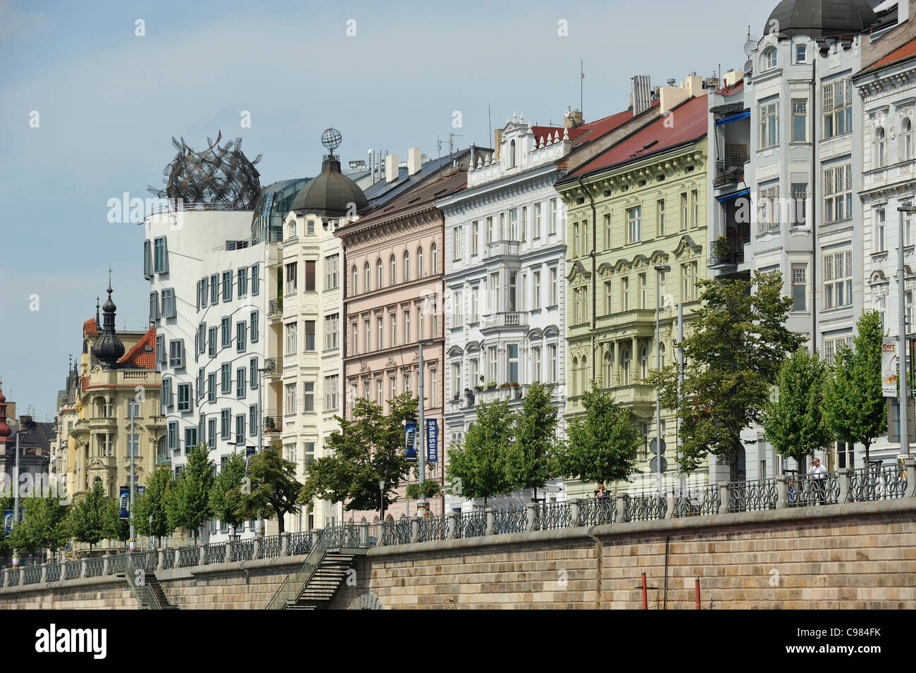 Innenstadt-Architektur entlang der Razinovo Nabrezi auf dem Damm auf dem Fluss Moldau Prag Tschechischen Stockfoto