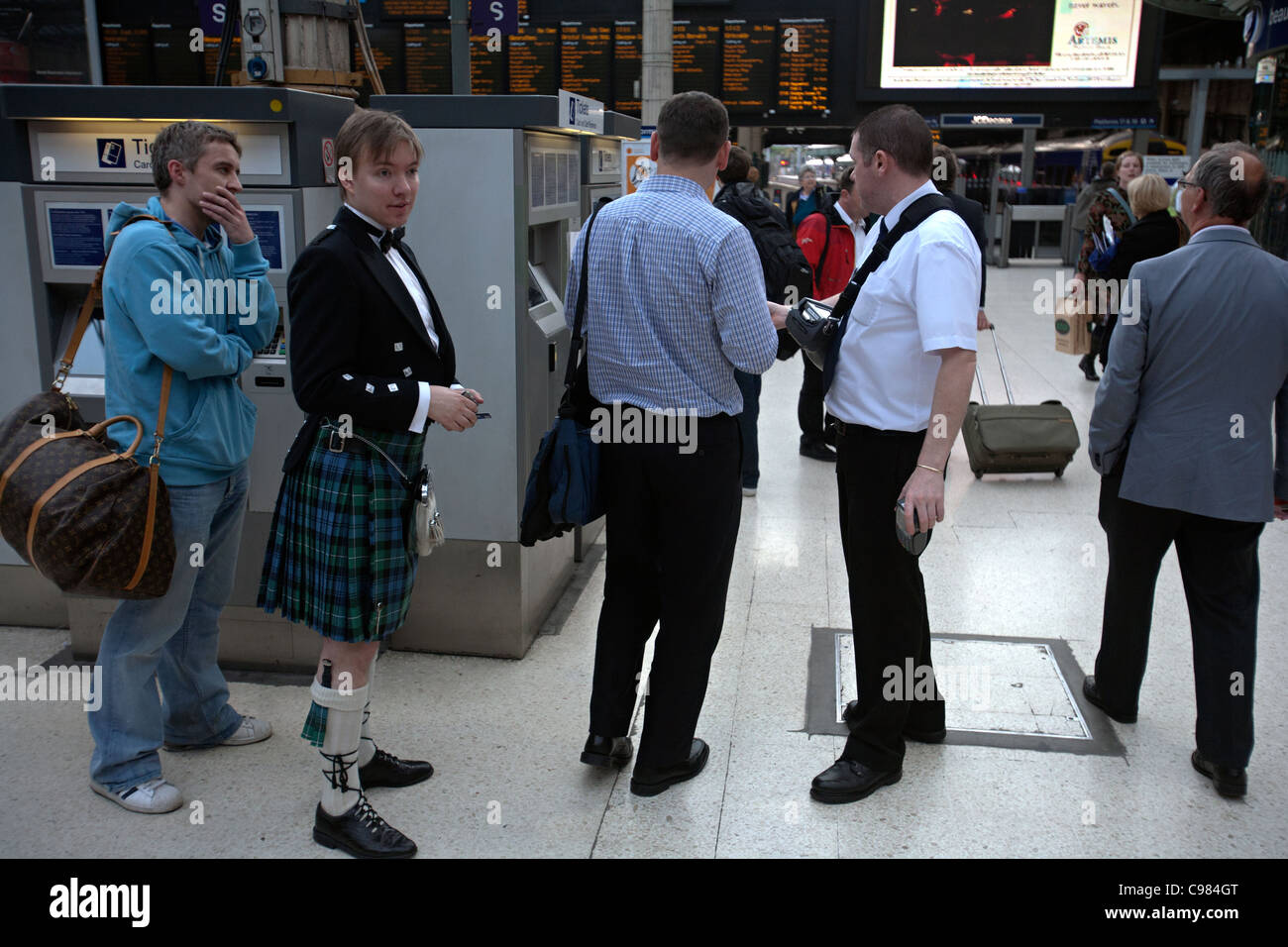 Zug Ticketkäufer bei Waverley station edinburgh Stockfoto