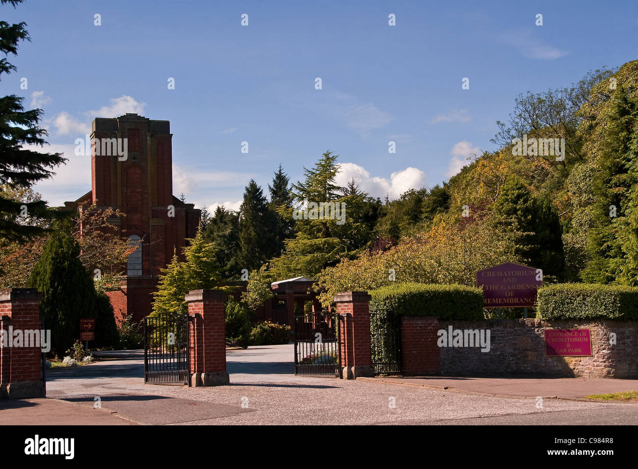 Bäume, die ihre herbstlichen Farben rund um die Dundee Krematorium und
